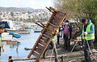 Bodrum’da kaçak iskeleler yıkılıyor