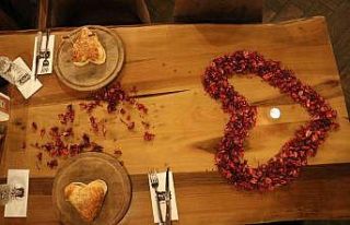 Bu da Sevgililer Günü’ne özel kalpli hamburger