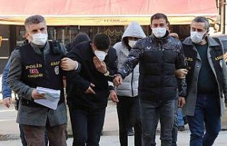 Büfeden 120 bin liralık ürün çalan şahıslar...