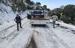 Burhaniye’de karlı yollar açılıyor