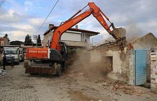 Burhaniye’de metruk binalar yıkılıyor