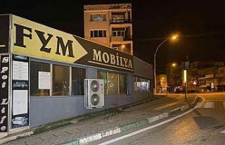 Bursa’da kontrolden çıkan servis minibüsü mobilyacıya...