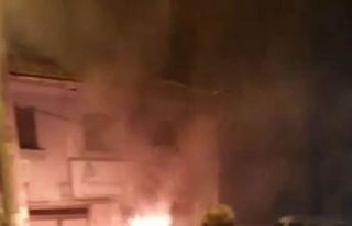 Bursa’da park halindeki bir otomobil ve seyir halindeki...