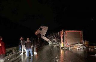 Bursa’da tır kazası nedeniyle Yalova-Bursa yolu...