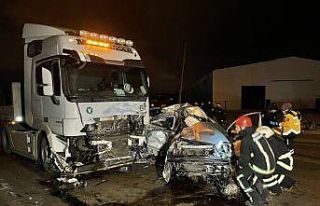 Bursa’da tırla otomobil kafa kafaya çarpıştı:...