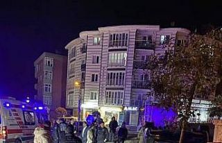 Büyükçekmece’de virajı alamayan otomobil devrildi