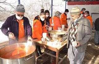 Büyükşehir Belediyesi, karla kaplı mahallede vatandaşlara...
