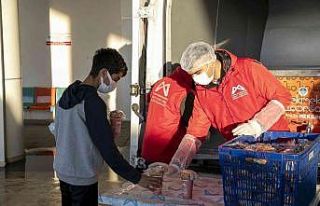 Büyükşehir Belediyesinden otogarda sıcak çorba...