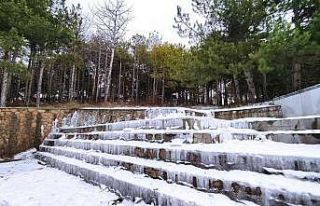 Buz tutan amfi oturma alanı görünüşüyle travertenleri...