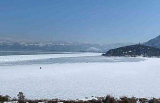 Buz tutan Eğirdir Gölü’nde yürüyüşler yasaklandı