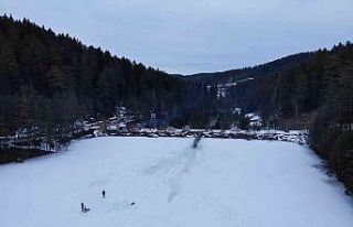 Buz tutan göledin üzerinde tehlikeli gezinti