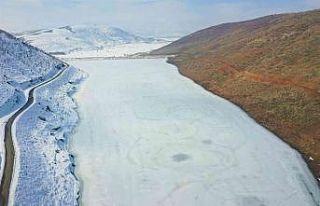 Buz tutan gölet, dron ile görüntülendi