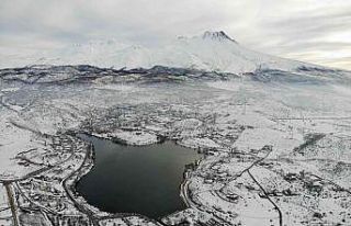 Buz tutan Helvadere Göleti Hasan Dağı manzarasıyla...