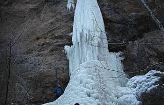 Buzdan şelale büyülüyor