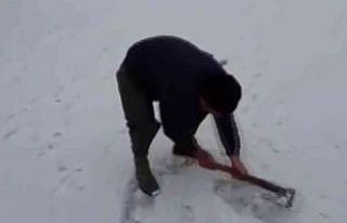 Buzu kırıp balık tutuyorlar