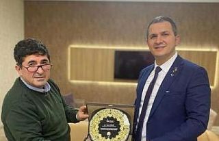 CAHİDE’den Yaşar Ağdağ’a teşekkür plaketi