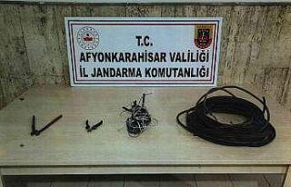 Çaldıkları kabloları hurdacıya satamadan yakalandılar