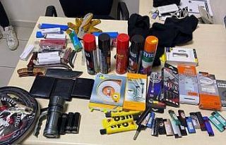 Çaldıkları malzemelerle kaçarken polis ekiplerine...