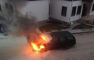 Çalışır halde bırakılan otomobil alev alev yandı