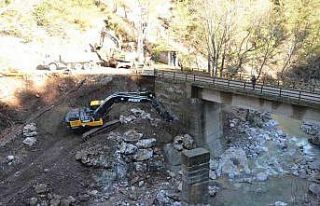 Çamlıyayla’da köprü ayakları güçlendiriliyor