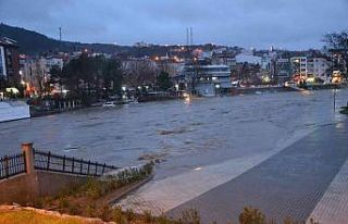 Çanakkale’de çay taştı araçlar sular altında...