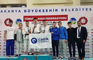 Canikli sporcular madalyalarla döndü