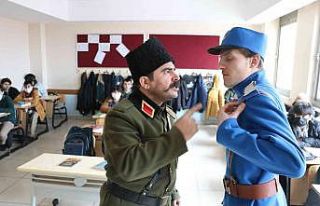 Çat kapı sınıflara giren tiyatrocular kurtuluş...