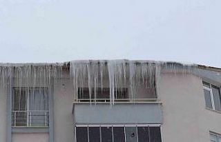 Çatılarda oluşan buz sarkıtları 3 metreyi buldu