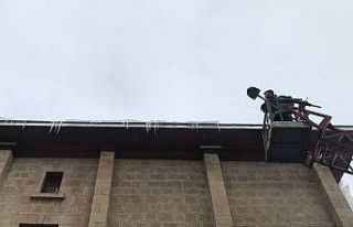 Çatılarda tehlike saçan buz kütleleri temizlendi