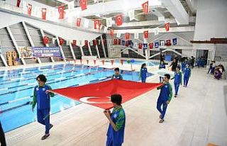 Çayırova’da Yüzme Şenliği düzenlendi