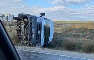 Cenaze aracı devrildi: 2 kişi yaralandı