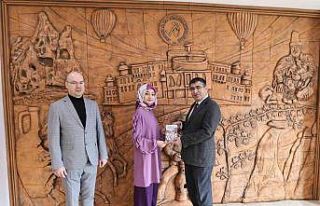 Çevre dostu öğrenciye Rektör Aktekin’den tablet...