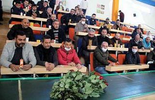 Çiçekçi esnafı yürüyen bant üzerinden gelen...