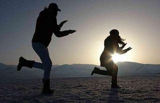 Çıldır Gölü’nde oyun havalarıyla coştular