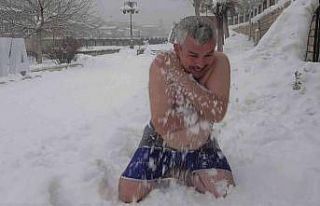 ‘Çılgın dönerci’nin kar banyosu