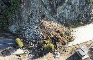 Çınarcık-Armutlu yolundaki heyelan kaldırma çalışmalarına...