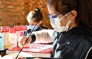 Çizdikleri resimleri alzheimer hastası büyüklerine...