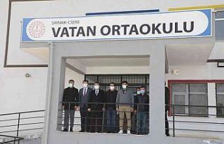 Cizre Kaymakamı Tunç, yapımı tamamlanan okulda...