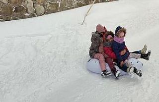 Çocuklar şişme botla kaydı, doyasıya eğlendi