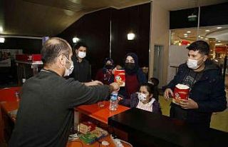 Çocuklara karne hediyesi Döşemealtı Belediyesi’nden