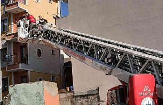 Çocuklarıyla birlikte eve kilitlendi