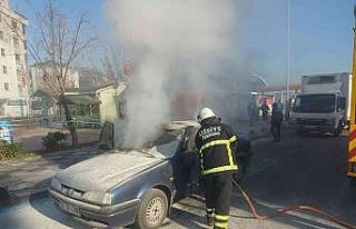 Çocuklarıyla seyir halinde olduğu araç yandı