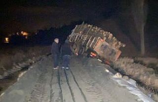 Çöken yolda batan tomruk yüklü kamyon devrilmekten...