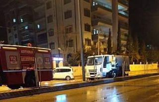 Çöp kamyonundan yükselen dumanlar korkuttu