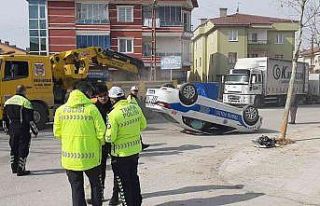 Çorum’da ağaca çarpan polis aracı takla attı
