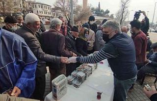 Cumhurbaşkanı için lokma döküp dağıttı