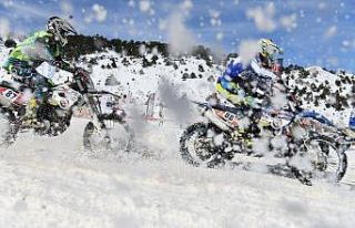 Davraz’da düzenlenen motosnow yarışları nefes...