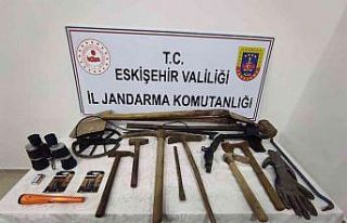 Defineciler suç üstü yakalandı