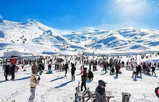 Denizli Kayak Merkezi’nde kar kalınlığı 180...