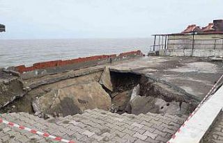 Dev dalgalara dayanamayan kaldırım çöktü